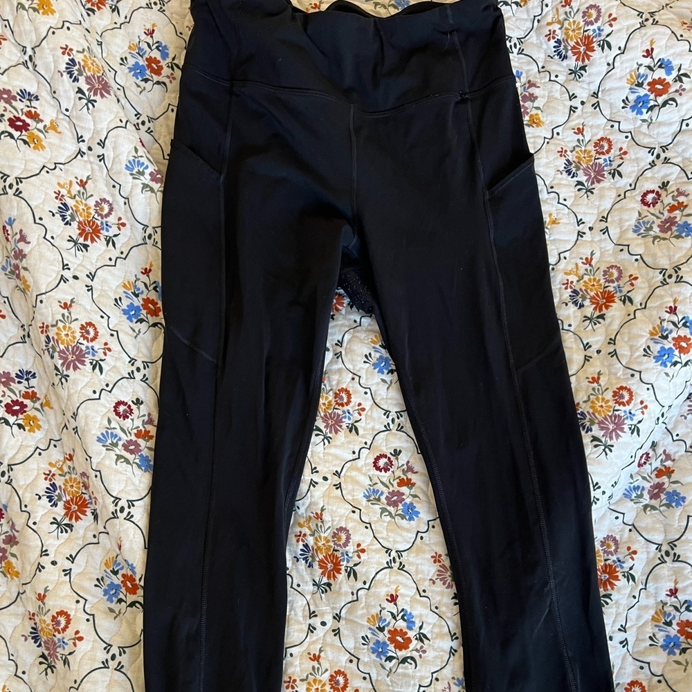 Black yoga pants leggings with 2 pockets and a drawstring waist on the inside